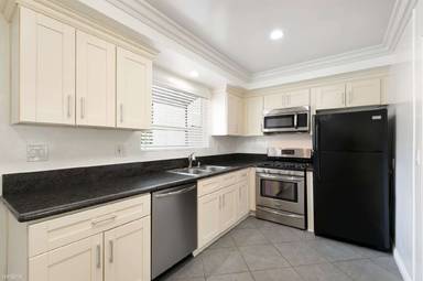 Main picture of 14619 Moorpark St