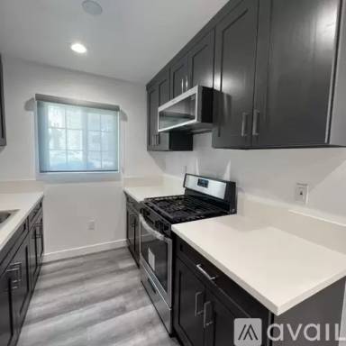 Main picture of 900 W College St