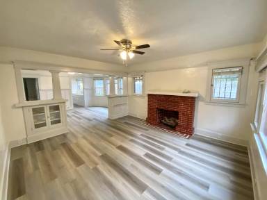 Main picture of 160 1/2 E 49th St