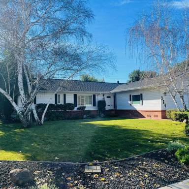 Main picture of 364 E Beverly Pl