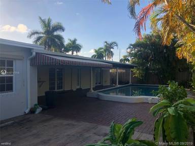 Main picture of 1720 SW 102nd Ave