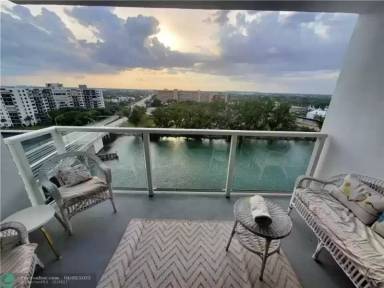 Main picture of 1401 N Riverside Dr