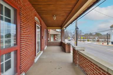 Main picture of 40 W Main St