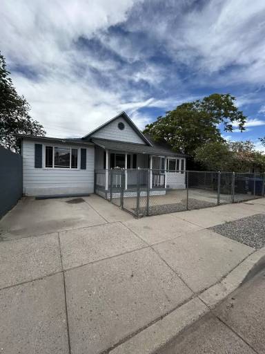 Main picture of 915 Edith Blvd SE