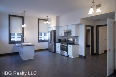 Main picture of Convenient apartment living right on Market Square