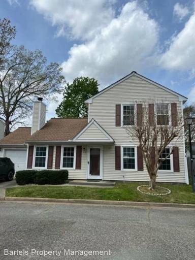 Main picture of 215 S Hunt Club Run