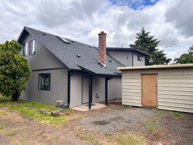 Main picture of 1055 River St