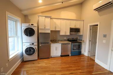Main picture of 470 E 4th St
