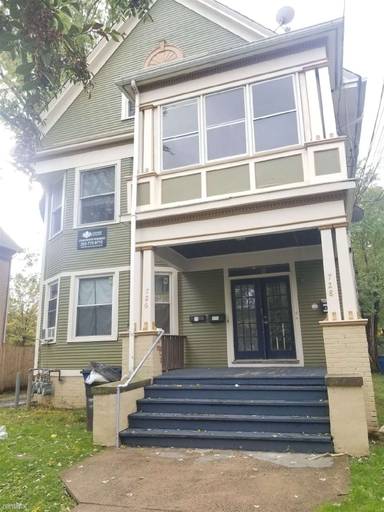 Main picture of 726 Elm St