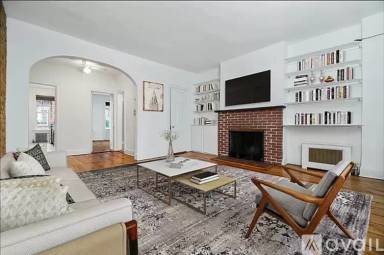 Main picture of 120 W 69th St