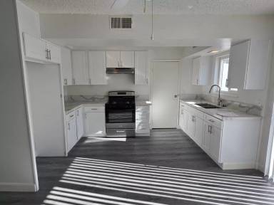 Main picture of 1950 W Glenoaks Ave