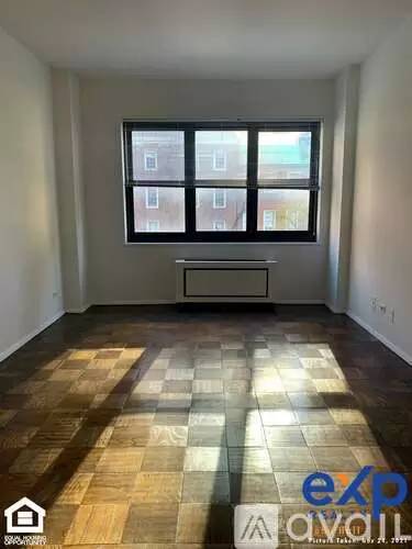 Main picture of 236 E 72nd St