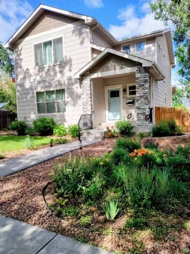 Main picture of 208 Custer Ave