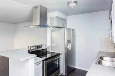 Main picture of 945 Locust Ave