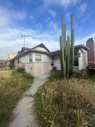 Main picture of 1100 W 39th Pl