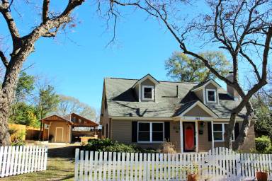 Main picture of 705 S Baylor St
