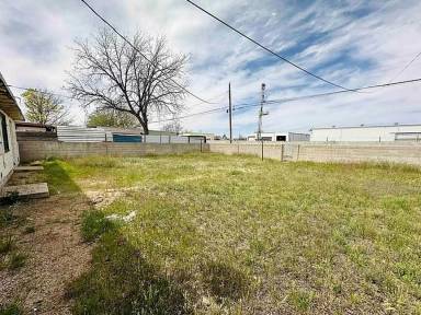 Main picture of 900 W Berry Dr