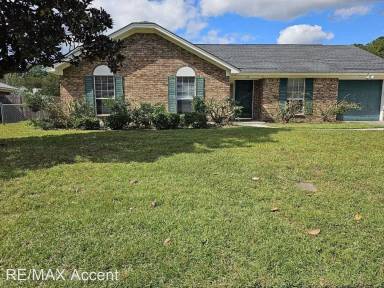 Main picture of 40 Lewis Dr