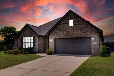 Main picture of 141 Slade Thomas Dr