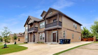 Main picture of 907 Montclair Ave