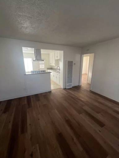 Main picture of 970 W 3rd St