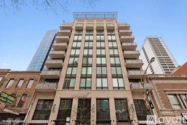 Main picture of 744 N Clark St