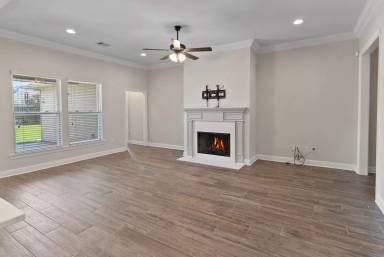 Main picture of 439 Lake Breeze Dr
