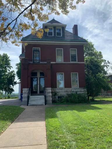 Main picture of 4832 S Broadway