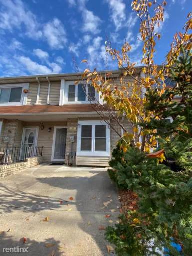 Main picture of 32 Eleanor Pl