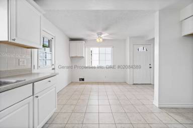 Main picture of 131 E 21st St