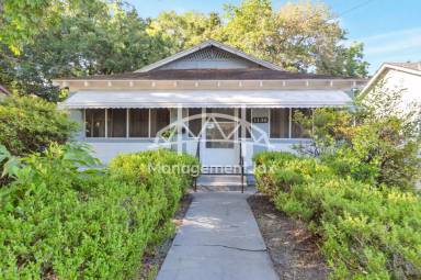 Main picture of 1130 W 12th St