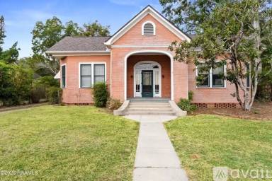 Main picture of 1011 Main St