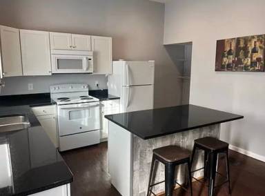 Main picture of 120 E Oak St