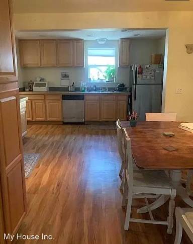 Main picture of 712 1/2 W Myrtle St