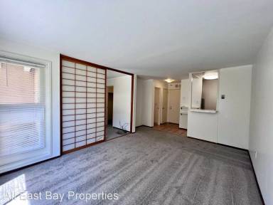 Main picture of 7 Commodore Dr