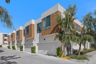 Main picture of 1055 32nd St