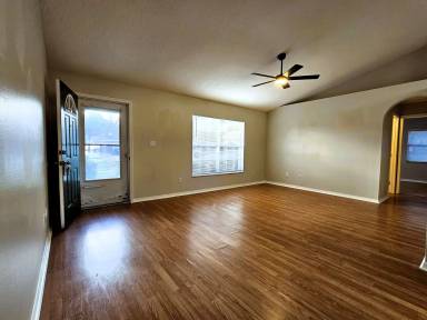 Main picture of 913 Palm Forest Ln