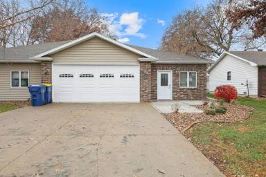 Main picture of 1001 W 4th St