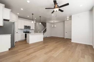 Main picture of 310 W 2243
