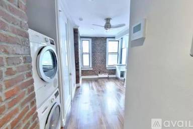 Main picture of 13 E Th St