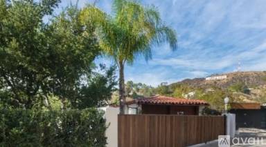 Main picture of 3051 Hollyridge Dr