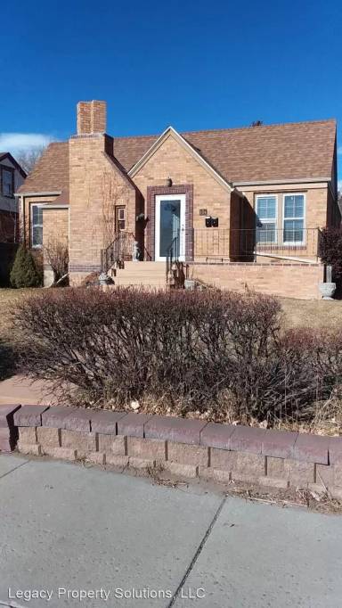 Main picture of 104 W Pershing Blvd