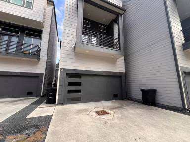 Main picture of 1535 W 24th St