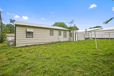 Main picture of 303 W Davis St