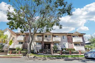 Main picture of 725 E Providencia Ave