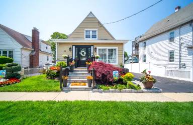 Main picture of 369 Soundview Ave
