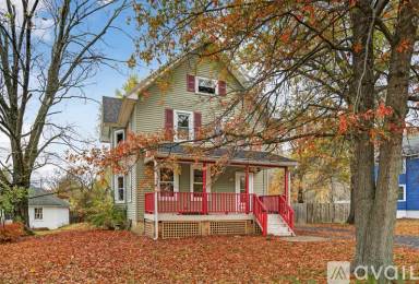 Main picture of 4 Lark St