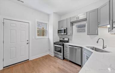 Main picture of 2421 N Clybourn Ave