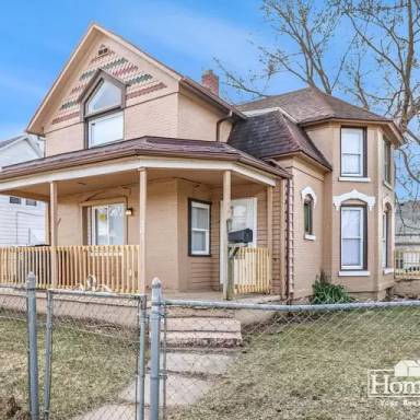 Main picture of 201 E Lawrence St