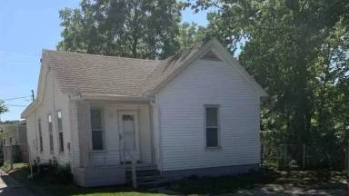 Main picture of 323 W 4th St